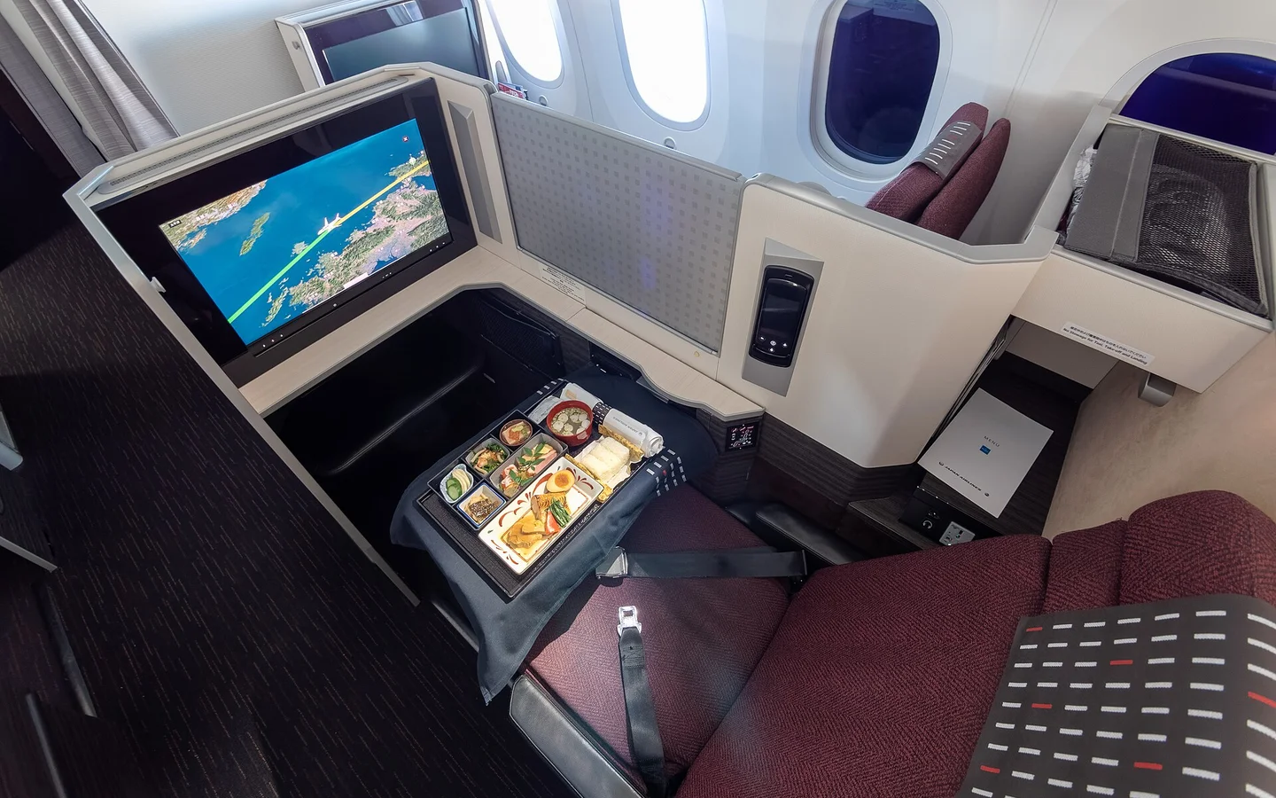 JAL Boeing 787-8 SKY SUITE with meal service