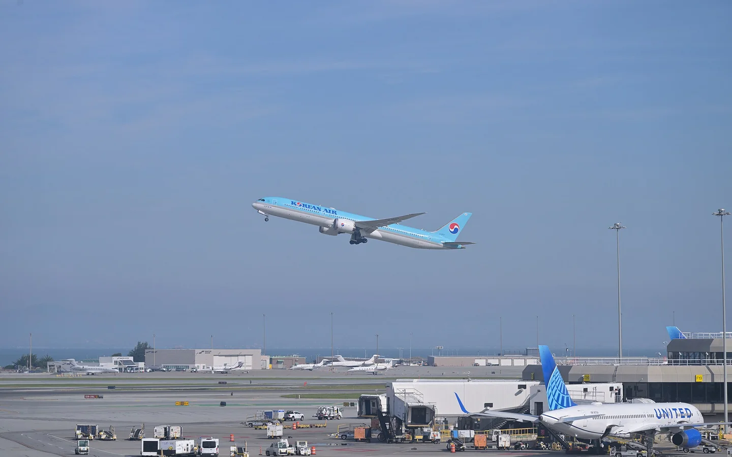 Korean Air Boeing 787-10 departing San Francisco