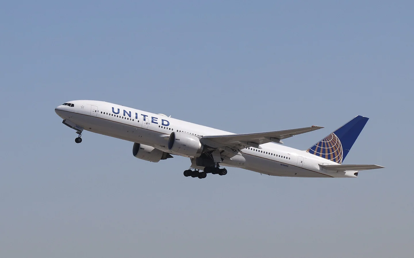 United Airlines Boeing 777 departing Los Angeles